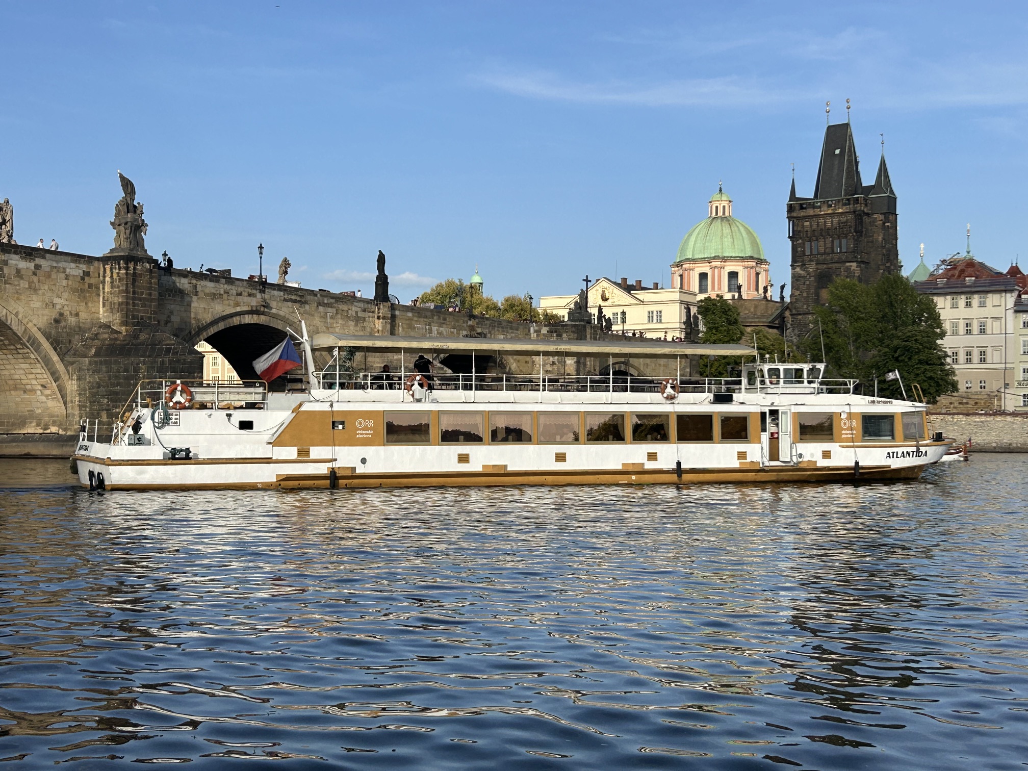 Atlantida Praha Vltava plavby Atlantida u Karlova mostu